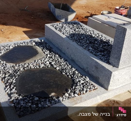 מצבת גרניט אפורה בעיצוב מיוחד בשילוב חצץ ואבנים טבעיות